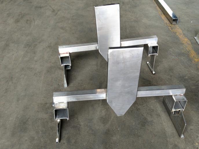 Metallhalterungen angepasst